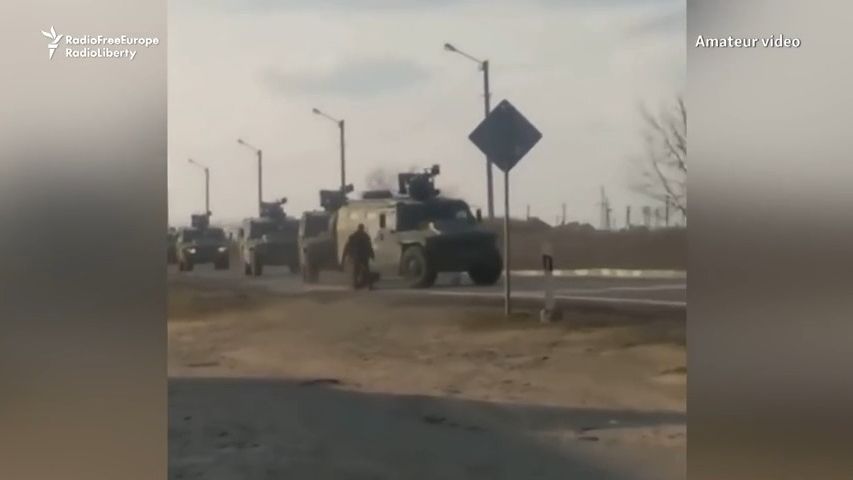 Video: Odvážný Ukrajinec se snaží zastavit ruský konvoj vlastním tělem